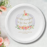 Plato De Papel Pequeño Chica de calabaza en todo Baby Shower<br><div class="desc">Esta tibia placa de papel para bebés de otoño incluye una calabaza blanca de acuarela y flores con follaje verde y dorado. Dice "¡Una calabaza está en camino! " en la tipografía de oro. Personalizable fácil. Perfecto para una ducha de chica otoñal. Acuarela original © Michele Davies.</div>