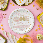 Plato De Papel Pequeños Chicas de calabaza Primer cumpleaños<br><div class="desc">Estas lindas placas de papel de calabaza son perfectas para cualquiera que celebre su primer cumpleaños este otoño. El diseño presenta una calabaza acuarela pintada a mano sobre un fondo blanco sencillo con un texto de plantilla fácil de personalizar.</div>