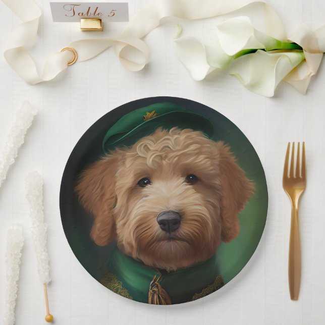 Plato De Papel Perro Goldendoodle con vestido del Día de San Patr (Boda)