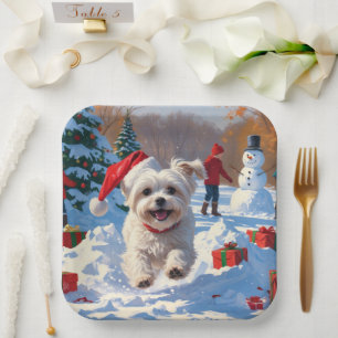 Plato De Papel Perro maltés corriendo en la nieve con sombrero de