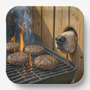 Plato De Papel Perro oliendo hamburguesas en una parrilla de barb