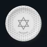 Plato De Papel Personalizable plateado blanco | ESTRELLA DE DAVID<br><div class="desc">Elegante ESTRELLA blanca DE Placas de papel DAVID, mostrando con gris plateado Magen David en un patrón de baldosas. En el centro, hay una imagen de una Estrella de David más grande, que es PERSONALIZABLE, para que puedas subir tu propia imagen. Debajo, el texto dice CHAG SAMEACH. Esto también es...</div>