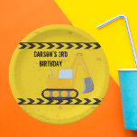 Plato De Papel Personalizado de vehículos de construcción Fiesta<br><div class="desc">Mesas de fiesta de cumpleaños de la excavadora de construcción de personalizados de Guay para un niño que ama los vehículos de construcción amarillos en negro y amarillo. Diseño de vehículos divertidos para un niño que ama autos y camiones. Personalizar con el nombre de su hijo bajo la cinta de...</div>