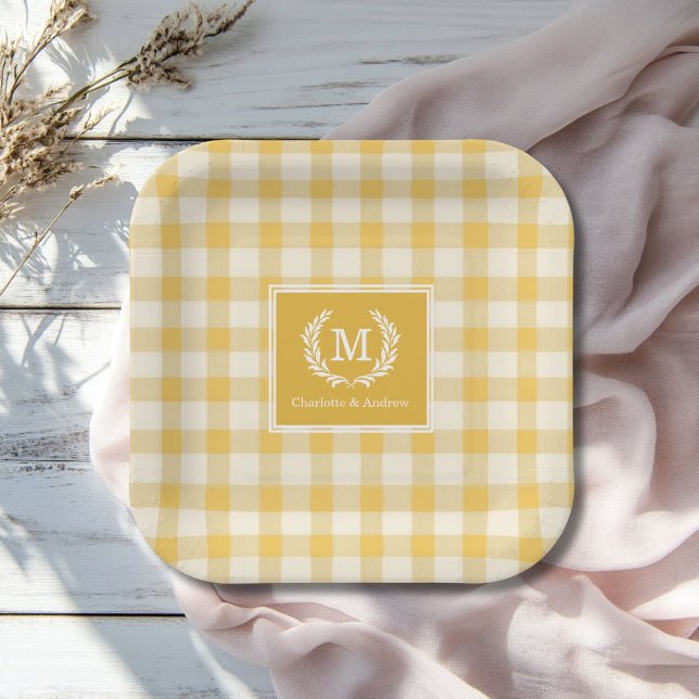 Plato De Papel Personalizado del Escudo de Yellow Gingham Monogra (Yellow Gingham Monogram Crest Custom Paper Plates with your Monogram and Names.)
