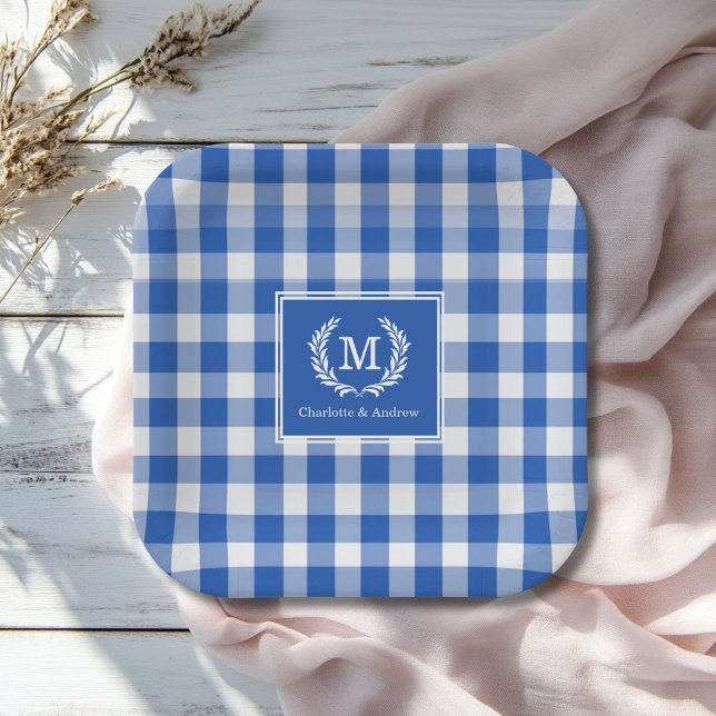 Plato De Papel Personalizado del Monograma de Gingham Azul (Blue Gingham Monogram Crest Custom Paper Plates with your Monogram and Names.)