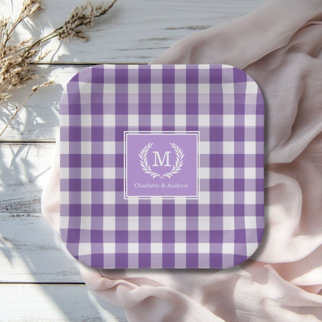 Plato De Papel Personalizado del Monograma Purple Gingham Escudo (Purple Gingham Monogram Crest Custom Paper Plates with your Monogram and Names.)