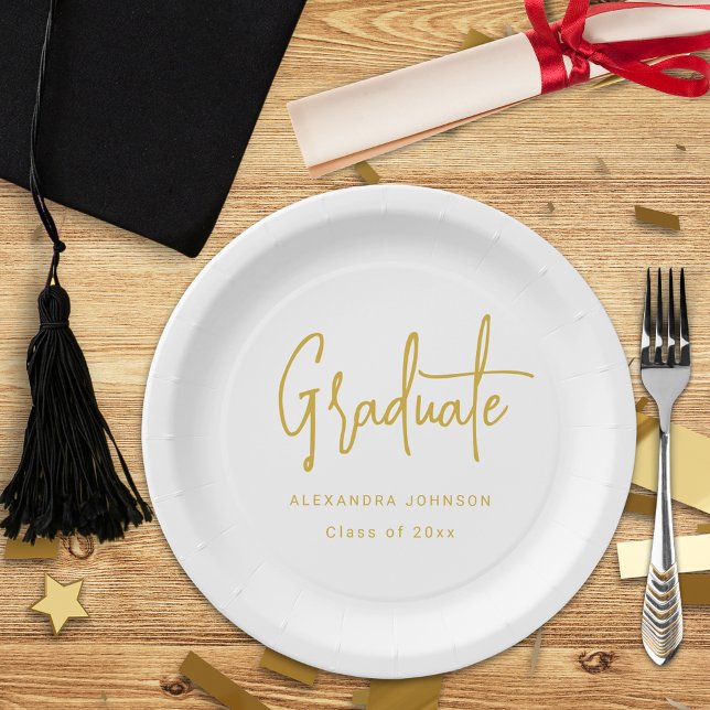 Plato De Papel Personalizado del Partido de Graduación de Guión D (Trendy modern gold script graduation party custom white paper plate With graduate name ands class of)