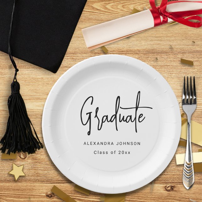 Plato De Papel Personalizado del Partido de Graduación de Guión M (Trendy modern black script graduation party custom white paper plate with graduate name and class of)