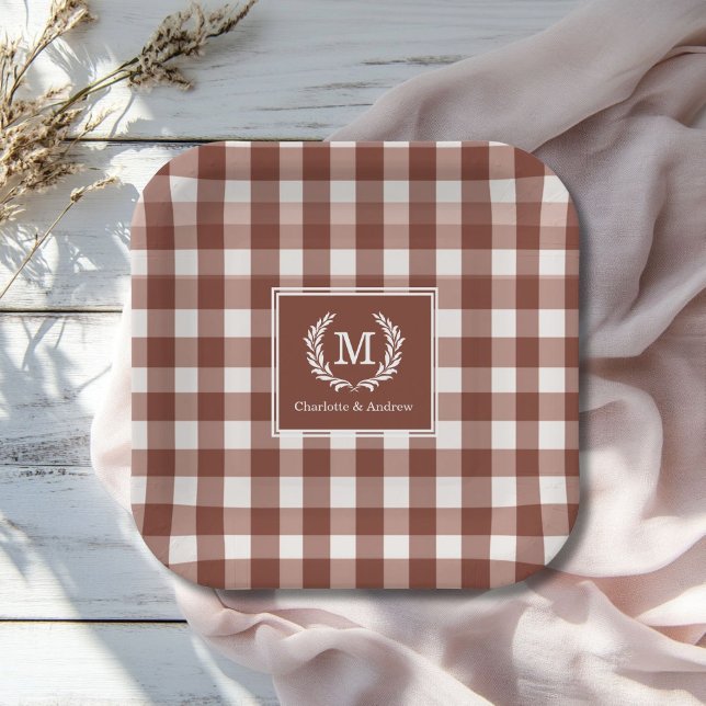 Plato De Papel Personalizado Escudo de Brown Gingham Monogram (Brown Gingham Monogram Crest Custom Paper Plates with your Monogram and Names.)