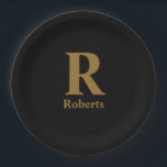 Plato De Papel Personalizado Gold Inicial/Nombre/Familia En Negro<br><div class="desc">Estas placas de papel son la manera perfecta de añadir un toque de personalización a su próxima reunión familiar. Las placas presentan una gran inicial para el nombre de una persona o el apellido de una familia en un tipo de letra clásico, con el nombre en letras más pequeñas debajo....</div>