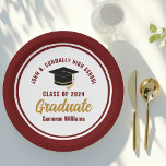 Plato De Papel Personalizado Maroon Gold Graduate 2025 Graduation<br><div class="desc">Estos modernos platos marrones y personalizados dorados para la graduación de la universidad presentan una tipografía elegante de su nombre universitario para la clase de 2025. Personalizar con tu año de graduación junto al guión manuscrito de la moda y gorro negro para grandes felicitaciones personalizadas decoración de fiestas graduados.</div>