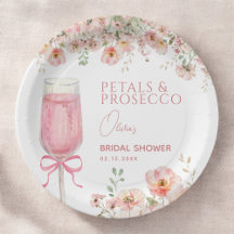 Pétalos de lazo rosado y brindis de prosecco para