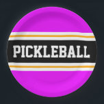 Plato De Papel PICKLEBALL Atletismo Tropical Rosa Bandas Negras<br><div class="desc">Este diseño deportivo presenta texto PICKLEBALL en negrita dentro de una amplia franja de carreras horizontal en el centro de color negro resaltada con piñones gemelos blancos flotantes contra rayas externas brillantes de color rosa tropical. El texto se puede personalizar.</div>