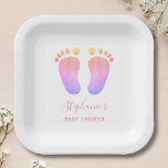 Plato De Papel Pies de bebé rosados Placas de papel Baby Shower<br><div class="desc">Estas bonitas planchas de papel Baby Shower están decoradas con tipografía rosa y pies de bebé color arcoiris de color acuático. El texto es personalizable. Porque creamos nuestra obra de arte no encontrarás esta imagen exacta de otros diseñadores. Acuarela original © Michele Davies.</div>