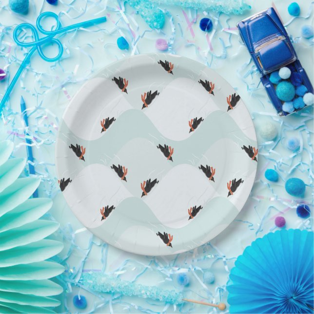 Plato De Papel Pingüinos juguetones deslizándose sobre el patrón  (Fiesta)