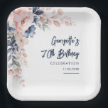 Plato De Papel Pink Floral 70th Birthday Party Botanical<br><div class="desc">Presentamos nuestras Elegantes Placas de Papel de Cumpleaños Floral, el acompañamiento perfecto para cualquier celebración de cumpleaños que requiera un toque extra de gracia y sofisticación! Con un compromiso de elegancia subestimada, nuestras placas de papel presentan un diseño floral minimalista que añade un encanto delicado sin abrumar el ojo. Los...</div>