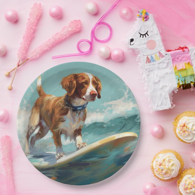 Plato De Papel Pintura de surf en la playa de Brittany Spaniel (Fiesta)