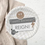Plato De Papel Placa de papel de cumpleaños de Rad Guay Dude<br><div class="desc">Cuelgue suelto con el plato fiesta de los niños inspirado en el patinador,  con caras alegres de carros,  patrones estelares y componentes audaces. Cada elemento de este diseño puede ser color personalizado para adaptarse a sus necesidades.</div>