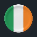 Plato De Papel Placa de papel patriótica con bandera de Irlanda<br><div class="desc">Disfrute de su experiencia gastronómica con nuestros platos de papel con la bandera de Irlanda. Diseñados tanto para conveniencia como para el orgullo cultural, estos platos de papel muestran el icónico diseño tricolor de verde, blanco y naranja, que simboliza la rica historia, unidad e identidad nacional de Irlanda. Ya sea...</div>