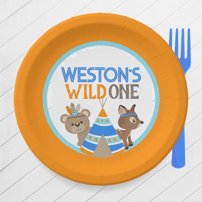 Plato De Papel Placas de fiesta de cumpleaños para un naranja sil (Orange One Happy Camper or Wild One First Birthday Party Plates. Featuring a Bear, Deer & Teepee)