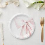 Plato De Papel Placas de papel Baby Shower de color rosa de Rubor<br><div class="desc">Mejore su decoración de ducha de bebé con estas placas Baby Shower de papel Rubor Pink Bow. El elegante arco rosa y el encantador diseño hacen de estos platos una adición perfecta a su ambiente de mesa,  combinando estilo y funcionalidad.</div>