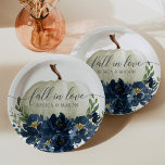 Plato De Papel Placas de papel Boda de calabaza floral azul de la<br><div class="desc">Este diseño cuenta con una calabaza blanca rústica enclavada en un ramo de flores marinas pintadas de acuarela y exuberante vegetación. Los elegantes tipos de letra clásicos unen este diseño. Vea toda la colección para ver más elementos coincidentes.</div>
