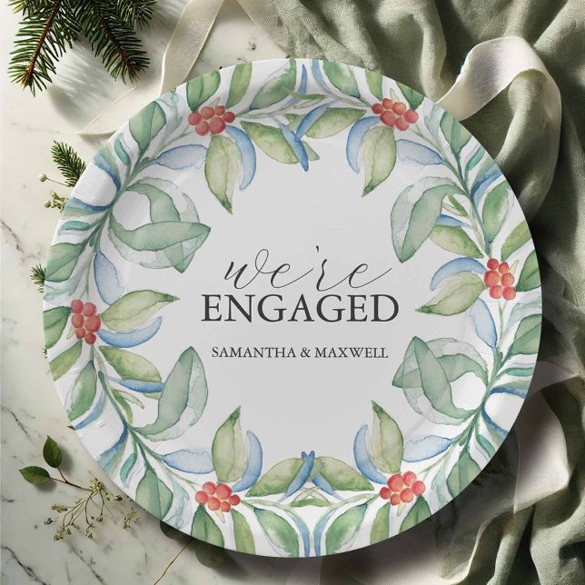 Plato De Papel Placas de papel boda para Navidades (Paper plates for Christmas featuring a watercolor wreath of greenery and red berries)