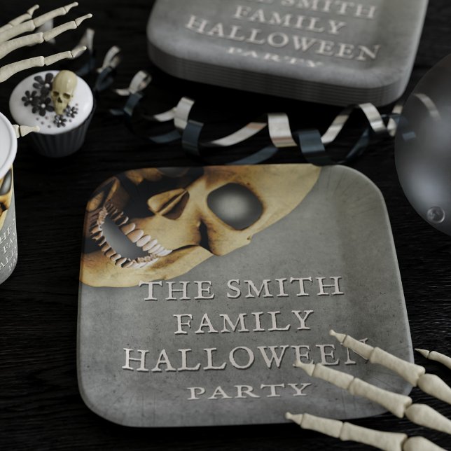 Plato De Papel Placas de papel cuadrado espeluznantes para la fie (Add your family name to this spooky skull Halloween party paper plate)