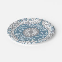 Placas de papel de invierno con adornos y nieve