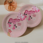 Plato De Papel Placas de papel redondo para la fiesta de cumpleañ<br><div class="desc">Disfrute de pasteles de cumpleaños y helados en estos platos de papel con tema de patinaje sobre ruedas. Este diseño presenta a una divertida chica de patinaje aficionada pateando sus patines rosados. Flores gruesas, una bola de discoteca, estrellas y otros elementos divertidos completan este diseño disco. Vea toda la colección...</div>