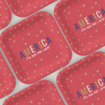 Plato De Papel Placas de papel rojas de Estados Unidos 4 de julio<br><div class="desc">Celebra el 4 de julio con estilo con este divertido plato de papel. Presentando la frase "AMÉRICA la tierra que amo" en una fuente divertida con colores patrióticos y estrellas doradas. Personalizar el texto del script.</div>