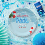Plato De Papel Pool Party funny Summer Birthday<br><div class="desc">Te gusta las fiestas de piscina? Esta invitación de fiesta de piscina del verano con su agua azul cristalina, sus suaves olas te invitan a bañarte o bañarte para refrescarte. El diseño está decorado con hojas de follaje verdes tropicales, una flor rosa tropical brillante y anillos inflables tradicionales. Su plantilla...</div>