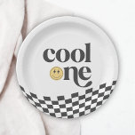 Plato De Papel Primer cumpleaños de Guay One Boy llamado retro<br><div class="desc">¡Un tipo genial se está volviendo! Celebra tu gran día con estilo para tus niños pequeños con nuestros platos retro a cuadros de cara feliz y desechables,  con damas onduladas y una cara alegre y triste.</div>
