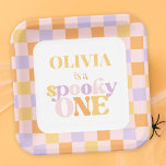 Plato De Papel Primer cumpleaños de Retro Groovy Halloween<br><div class="desc">Este plato de la fiesta de primer cumpleaños personalizado presenta un colorido diseño de cuadros pastel que capta perfectamente la emoción y diversión de una celebración de primer cumpleaños. Presenta una estética de inspiración retro y la frase "espeluznante" para una fiesta de cumpleaños temática de Halloween. Foto de una camioneta...</div>