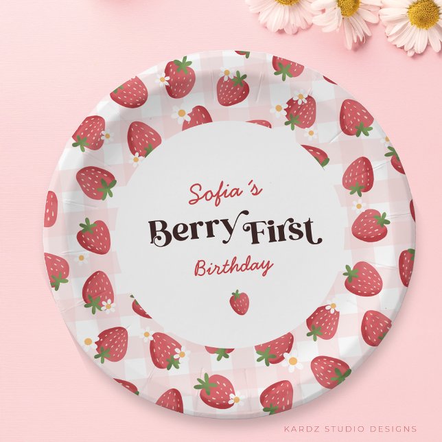 Plato De Papel Primer Fiesta de Strawberry Berry (The image shows a 7 in. round plate, choose your preferred size and personalize with girl´s name.)