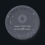 Plato De Papel Primer Viaje Celestial De La Marina Alrededor Del<br><div class="desc">Un fondo marino con estrellas y motivos lunares alrededor del exterior. En el interior del diseño hay un contorno solar,  con la tipografía "primer viaje alrededor del sol" que muestra el nombre de su hijo. ¡Perfecto para la fiesta de cumpleaños de tu pequeña!</div>