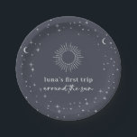 Plato De Papel Primer Viaje Celestial De La Marina Alrededor Del<br><div class="desc">Un fondo marino con estrellas y motivos lunares alrededor del exterior. En el interior del diseño hay un contorno solar,  con la tipografía "primer viaje alrededor del sol" que muestra el nombre de su hijo. ¡Perfecto para la fiesta de cumpleaños de tu pequeña!</div>
