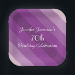 Plato De Papel Purple Striped 70th Birthday Party Name Simple<br><div class="desc">Un patrón de cinco tonalidades de rayas diagonales violetas decora esta placa de papel fiesta única y divertida. Aunque el valor predeterminado es "Cumpleaños 70", se puede cambiar fácilmente el texto por nombre, número de años y evento. ¡Muy femenina y niñita! Toallas de papel coincidentes disponibles en zazzle en SocolikCardShop....</div>