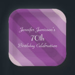 Plato De Papel Purple Striped 70th Birthday Party Name Simple<br><div class="desc">Un patrón de cinco tonalidades de rayas diagonales violetas decora esta placa de papel fiesta única y divertida. Aunque el valor predeterminado es "Cumpleaños 70", se puede cambiar fácilmente el texto por nombre, número de años y evento. ¡Muy femenina y niñita! Toallas de papel coincidentes disponibles en zazzle en SocolikCardShop....</div>