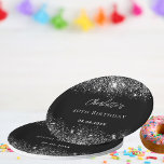 Plato De Papel Purpurina de plata negra de cumpleaños brillan<br><div class="desc">Un elegante fondo negro con elegantes purpurinas de color plateado falso,  chispas. El texto: El nombre está escrito en blanco con una escritura de estilo con letras a mano moderna. Personalice y agregue un nombre,  edad y fecha.</div>