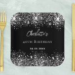 Plato De Papel Purpurina de plata negra de cumpleaños brillan<br><div class="desc">Un elegante fondo negro con elegantes purpurinas de color plateado falso,  chispas. El texto: El nombre está escrito en blanco con una escritura de estilo con letras a mano moderna. Personalice y agregue un nombre,  edad y fecha.</div>