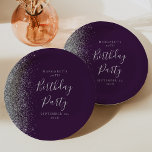 Plato De Papel Purpurina de Plata Púrpura 70 cumpleaños<br><div class="desc">El borde izquierdo de estos elegantes y modernos platos de papel de cumpleaños presenta un diseño purpurina de imitación de plata. Las palabras "Partido Cumpleaños" aparecen en el guión de escritura manual gris plateada. Añade el nombre y cumpleaños del invitado de honor, junto con la fecha del fiesta, en el...</div>