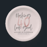 Plato De Papel purpurina rosa brillante moderno con estilo 40 año<br><div class="desc">Diseño moderno y elegante de 40 años,  purpurina de color rosa brillante. Diseño monocromo de texto de escritura moderna. Parte de una colección.</div>