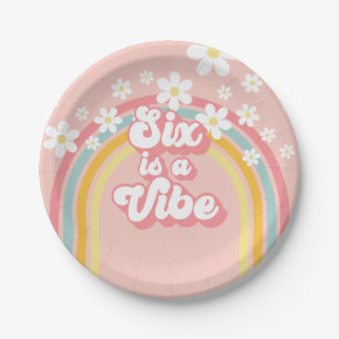 Plato De Papel Rainbow Retro Six es un Vibe Groovy 6º cumpleaños