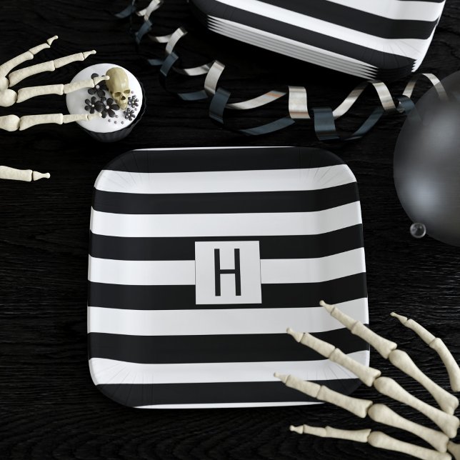 Plato De Papel Rayas blancas y negras Monogramadas simples (A stylish black and white striped paper plate with space for your initial)