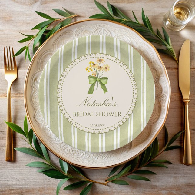 Plato De Papel Rayas verdes salvia para una despedida de soltera  (Sage green stripes grand millennial bridal shower monogrammed paper plates personalized table decor)