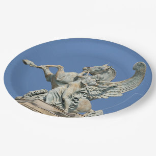 Plato De Papel Renombrado sujetando a Pegasus