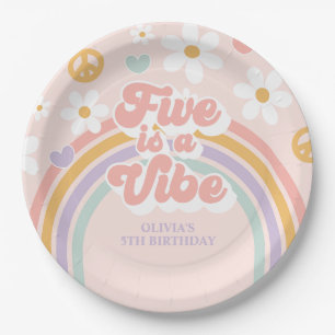 Plato De Papel Retro Rainbow Five es una Vibra Cumpleaños 5