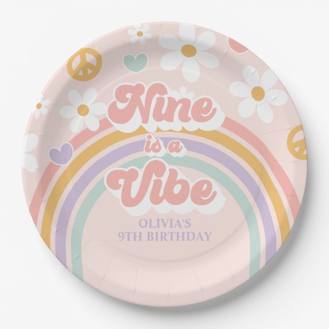 Plato De Papel Retro Rainbow Nine es una Vibra Cumpleaños 9 (Anverso)
