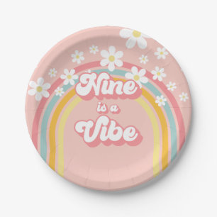 Plato De Papel Retro Rainbow Nine es una Vibra Groovy Cumpleaños 